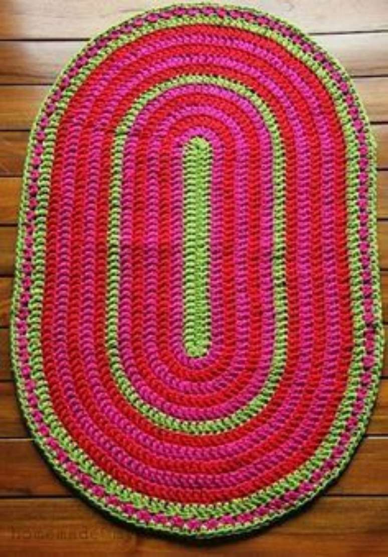 29. Tapete de crochê oval rosa com verde. Fonte: Pinterest