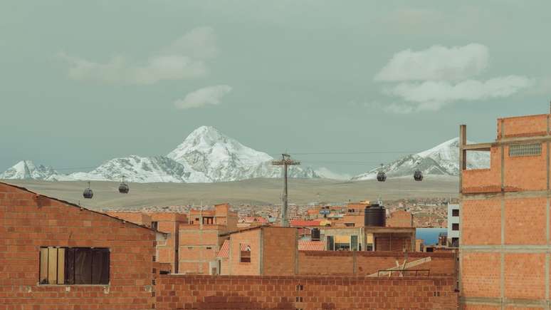 Povoado andino na Bolívia; pesquisadores alertam para impacto da fumaça no derretimento de gelo e, em consequência, no abastecimento de água para milhões de pessoas