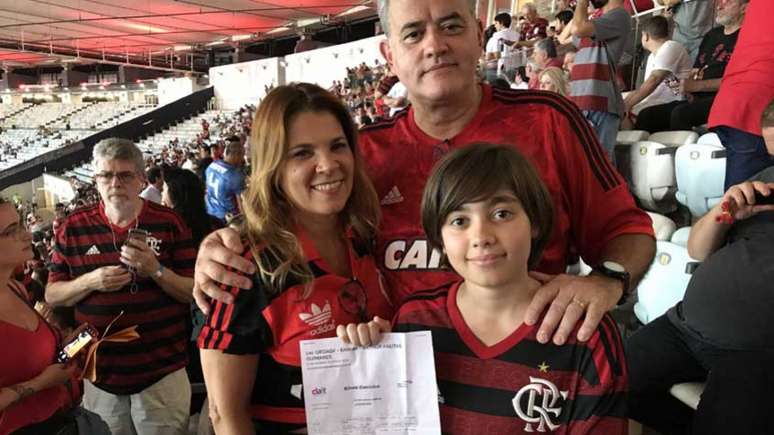 Eliana, Duílio e Arthur: surpresa e emoção antes de Flamengo x Ceará (Foto: Lazlo Dalfovo/Lancepress!)