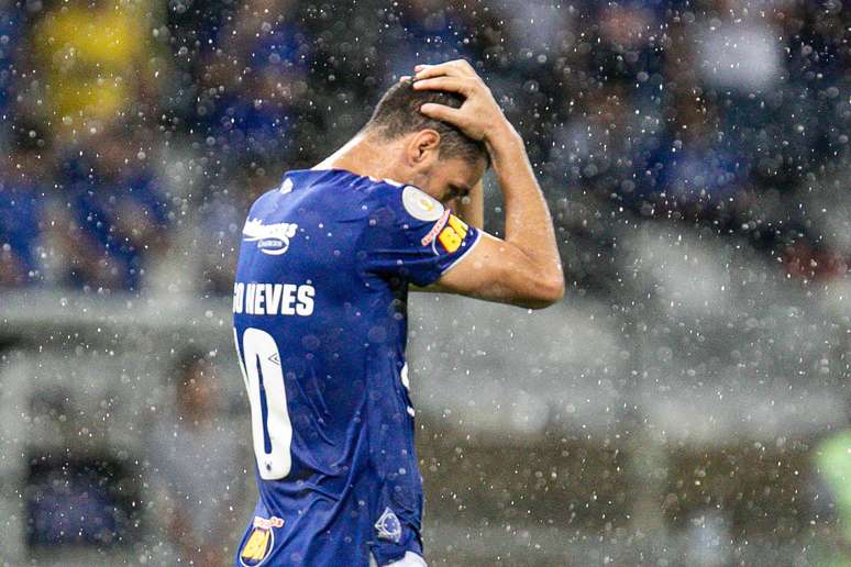 Thiago Neves perdeu pênalti em derrota do Cruzeiro.