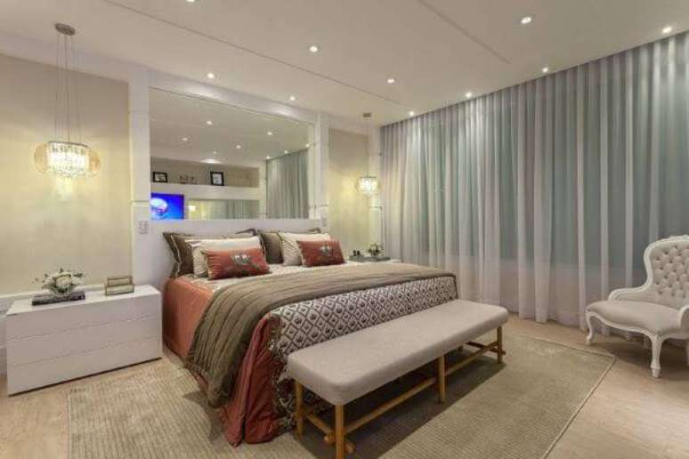 43. Decora&ccedil;&atilde;o em cores neutras com espelho na cabeceira &ndash; Projeto: Aquiles Nicol