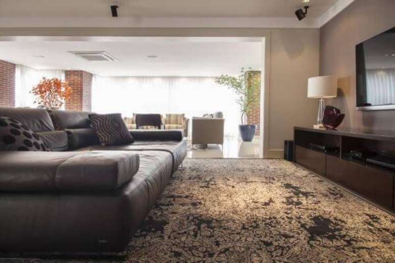 8. Decora&ccedil;&atilde;o de sala de estar com sof&aacute; cinza e cores neutras para parede &ndash; Projeto: Deborah Basso