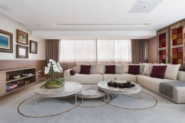 12. Decora&ccedil;&atilde;o de sala de estar com cores neutras para parede e almofadas decorativas &ndash; Projeto: Mis Arquitetura e Interiores