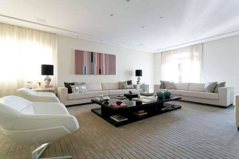 15. Decora&ccedil;&atilde;o de sala de estar clara com cores neutras &ndash; Projeto: Kaliliki Britki Brit