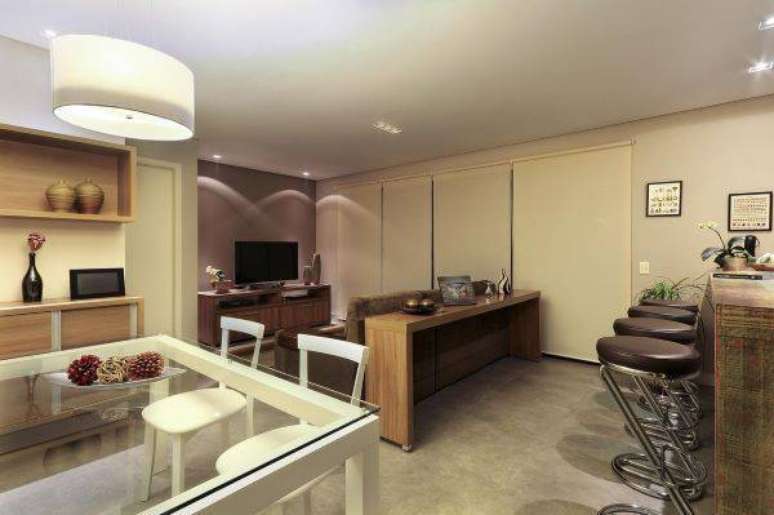 19. Sala de estar com cozinha integrada com cores neutras &ndash; Projeto: Juliana Conforto