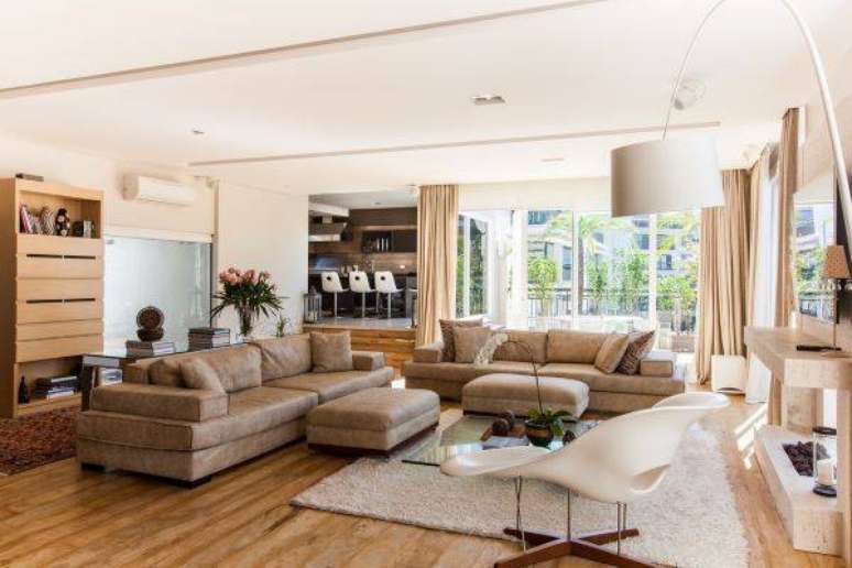 20. Decora&ccedil;&atilde;o de sala de estar com lareira e cores neutras &ndash; Projeto: Maricy Marcos Borges