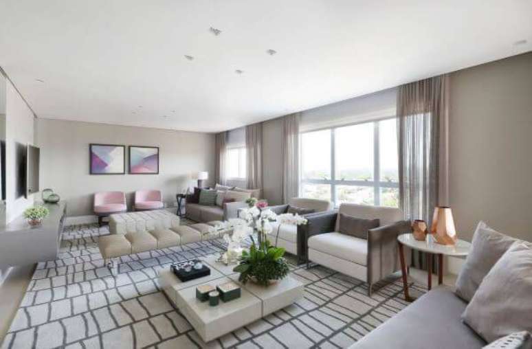 22. Decora&ccedil;&atilde;o de sala de estar com tapete claro e poltronas de cores neutras &ndash; Projeto: Karen Pisaca