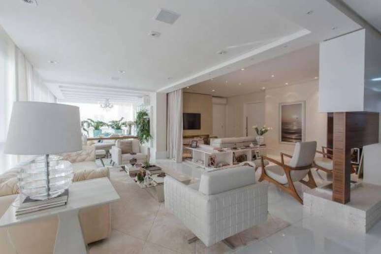 31. Decora&ccedil;&atilde;o de varanda ampla com cores neutras &ndash; Projeto: Marcia Acaro