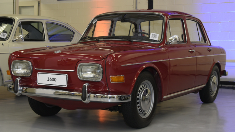 VW 1600, um sed&atilde; com motor na traseira.