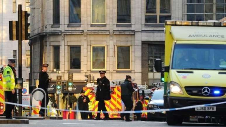 Área isolada pela polícia britânica após ataque a faca na região central de Londres