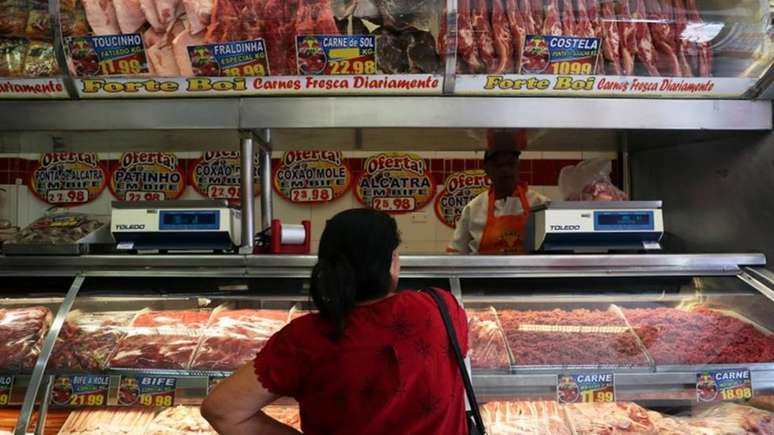 Segundo a Associação Brasileira de Supermercados (Abras), em menos de três meses o custo do contrafilé subiu 50% para os supermercados; o do coxão mole, 46%. Por isso, foram repassados aos consumidores