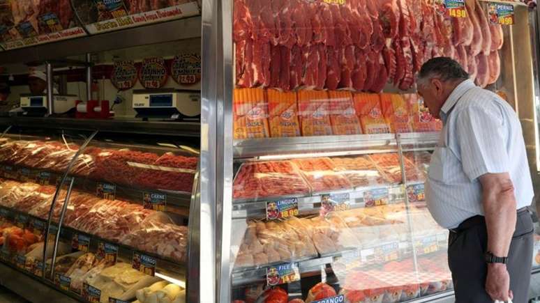 As carnes (incluindo bovina, peixes, aves e suínos) representam um gasto de cerca de 3% da renda familiar do brasileiro.