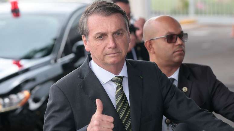 Bolsonaro acusou DiCaprio e a ONG WWF de financiarem queimadas criminosas no Brasil, sem mostrar provas. Eles negam.