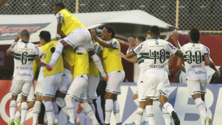 Coritiba busca virada contra o Vitória e consegue o acesso à Série A do Campeonato Brasileiro