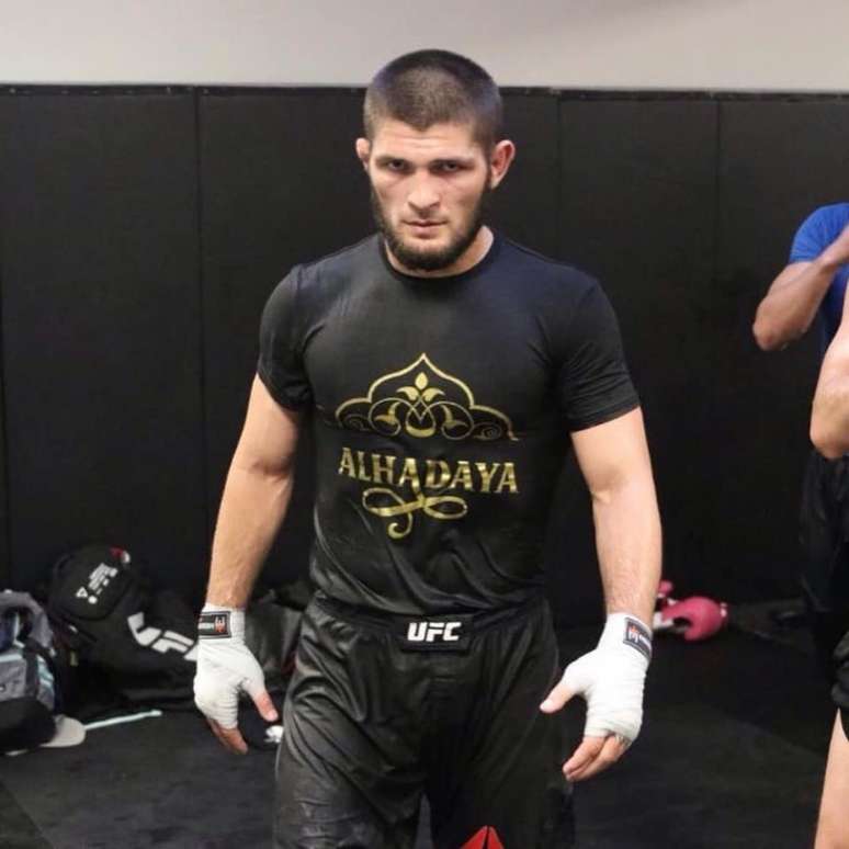 UFC: Khabib diz que peso-leve deve 'seguir em frente' e aponta