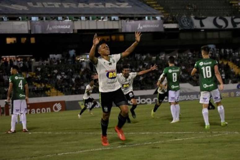 A vitória sobre o Guarani e o tropeço do Atlético-GO, deixaram o time mineiro precisando vencer o já rebaixado São Bento para subir 1á Série A-(Mourão Panda/América-MG)