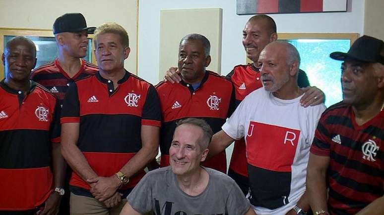 Kiko Zambianchi (sentado) com ídolos eternos rubro-negros, como Adilio, Nunes, Andrade, Mozer e Junior, durante a gravação de 'Em Dezembro de 81'. Kiko, santista, só cantou trecho de 'Primeiros Erros' (Foto: Divulgação)