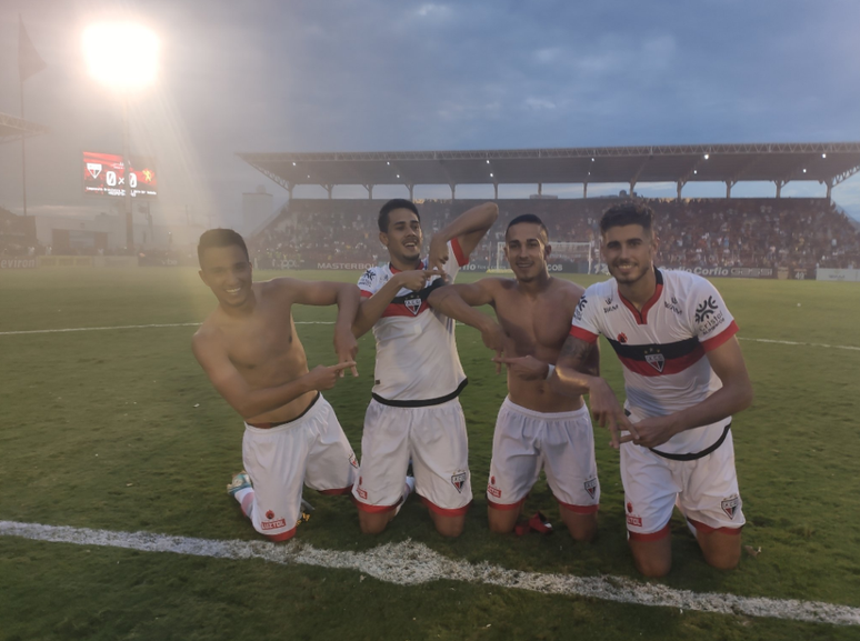 Comemoração no gramado foi grande após o apito final (Foto: Reprodução/Twitter)