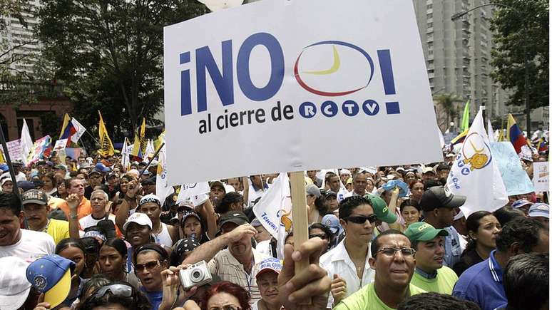 O fechamento da R&aacute;dio Caracas TV foi, de acordo com aqueles que trabalharam nela, um ferimento mortal para o setor e motivou protestos de funcion&aacute;rios e espectadores