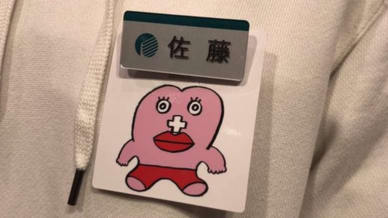 Uma loja japonesa deu a suas funcionárias a opção de usar uma etiqueta que identifica quando estão menstruadas. Mas a ideia gerou polêmica