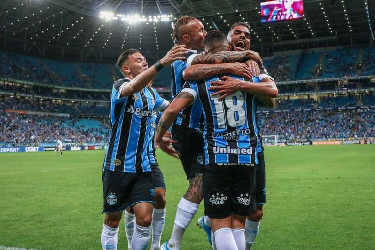 Com dois gols, Luciano foi o destaque da vitória gremista deste domingo (FOTO: LUCAS UEBEL/GREMIO FBPA)
