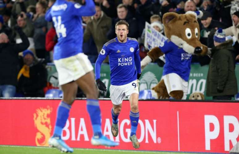 Vardy corre para abraçar Iheanacho, que deu assistência para o seu gol (Foto: Divulgação Twitter)