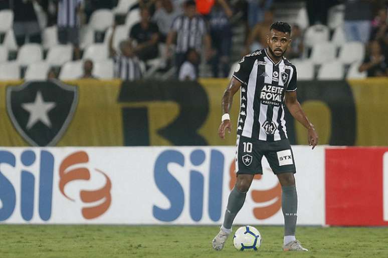 Alex Santana em ação contra o Internacional (Foto: Vítor Silva/Botafogo)