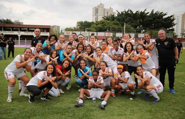 Menina do São Paulo festejam mais um título sub-17 - FOTO: Igor Amorim/saopaulofc.net