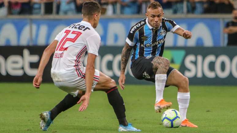 Everton Cebolinha e Vitor Bueno durante jogo no Sul - FOTO: Everton Pereira/Ofotografico/Lancepress!