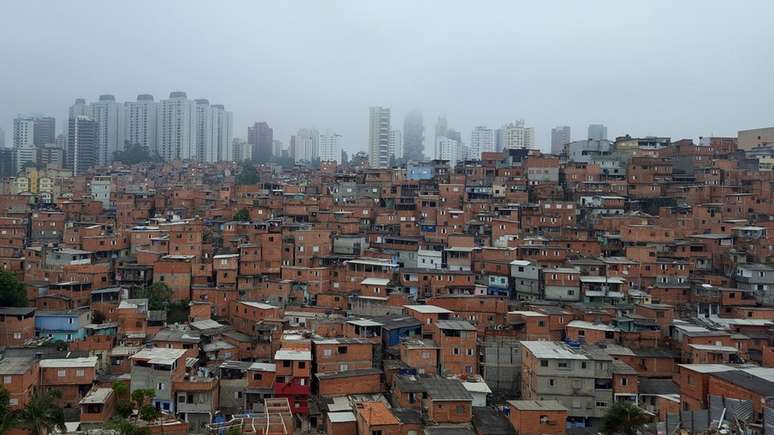Parais&oacute;polis, segunda maior favela de S&atilde;o Paulo, &eacute; vizinha do bairro do Morumbi, na zona oeste de S&atilde;o Paulo