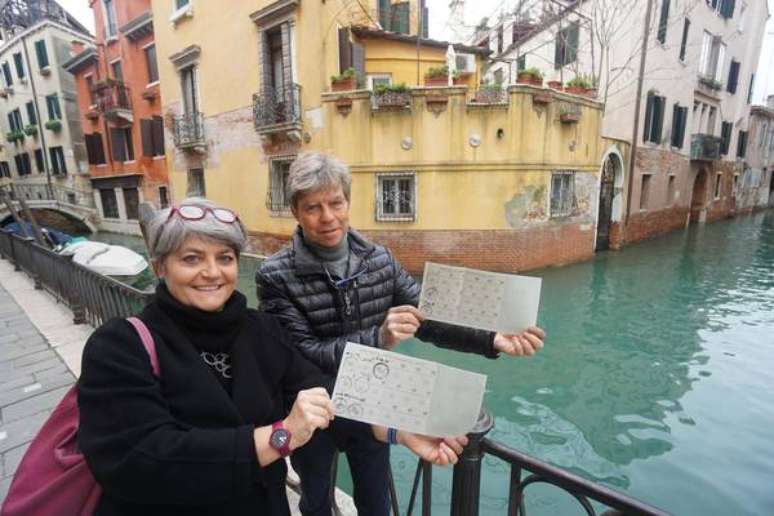 Eleitoras posam com cédula de votação de referendo para emancipação de Mestre, em Veneza