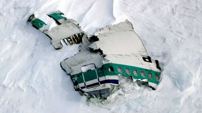 Destroços do avião ainda estão na montanha