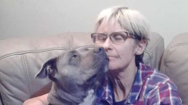 Tamra McBeath-Riley e a cadela Raya que estavam presos em área remota da Austrália