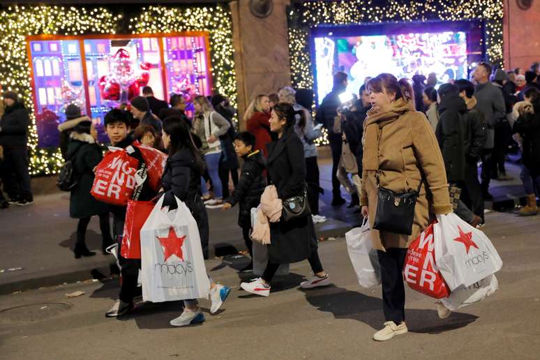 Consumidores carregam sacolas de compras na abertura da Black Friday em Nova York, EUA
28/11/2019
REUTERS/Andrew Kelly