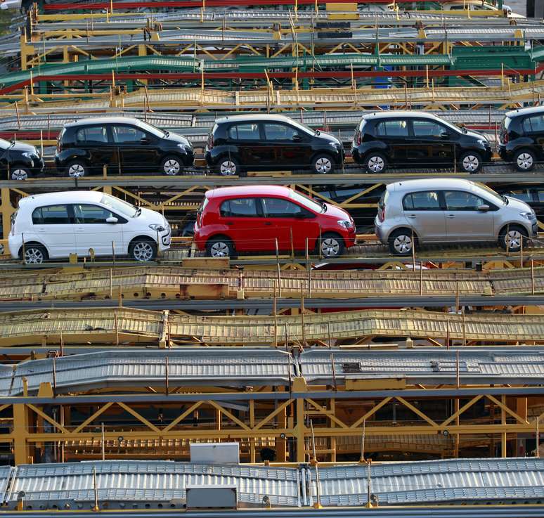 Caminhão-cegonha carregado com carros em São Bernardo do Campo (SP) 
REUTERS/Paulo Whitaker