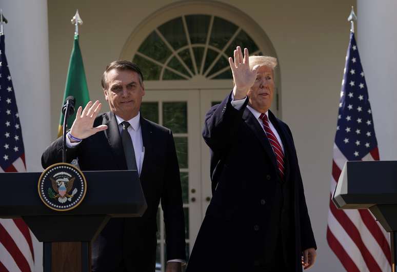 Presidentes Jair Bolsonaro e Donald Trump acenam ao final de entrevista coletiva nos jardins da Casa Branca
19/03/2019
REUTERS/Kevin Lamarque