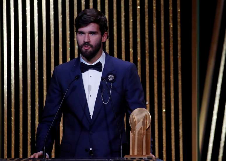 Com a Copa América, Alisson recebe o terceiro prêmio de melhor