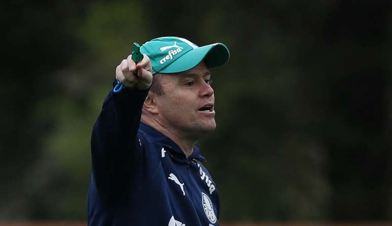 Membro da comissão técnica fixa, Andrey Lopes comanda treino no Palmeiras (Foto: Cesar Greco)