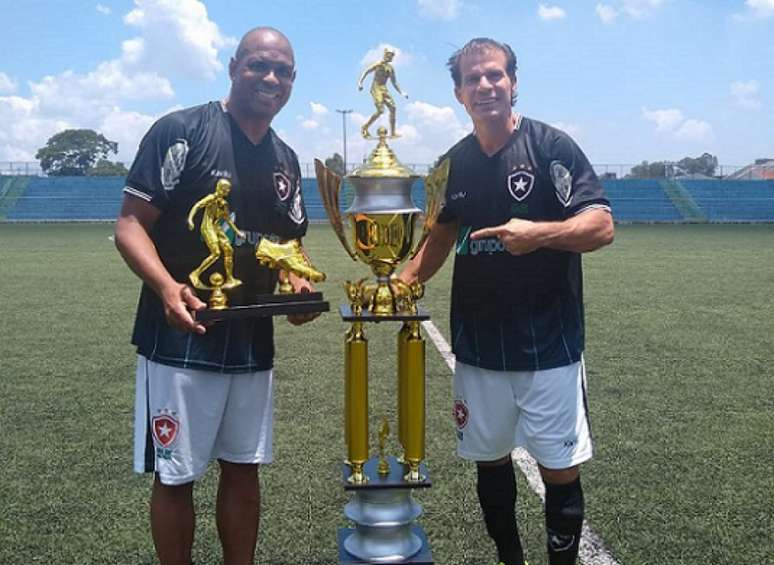 Ex-atacantes com o troféu (Foto: Divulgação)