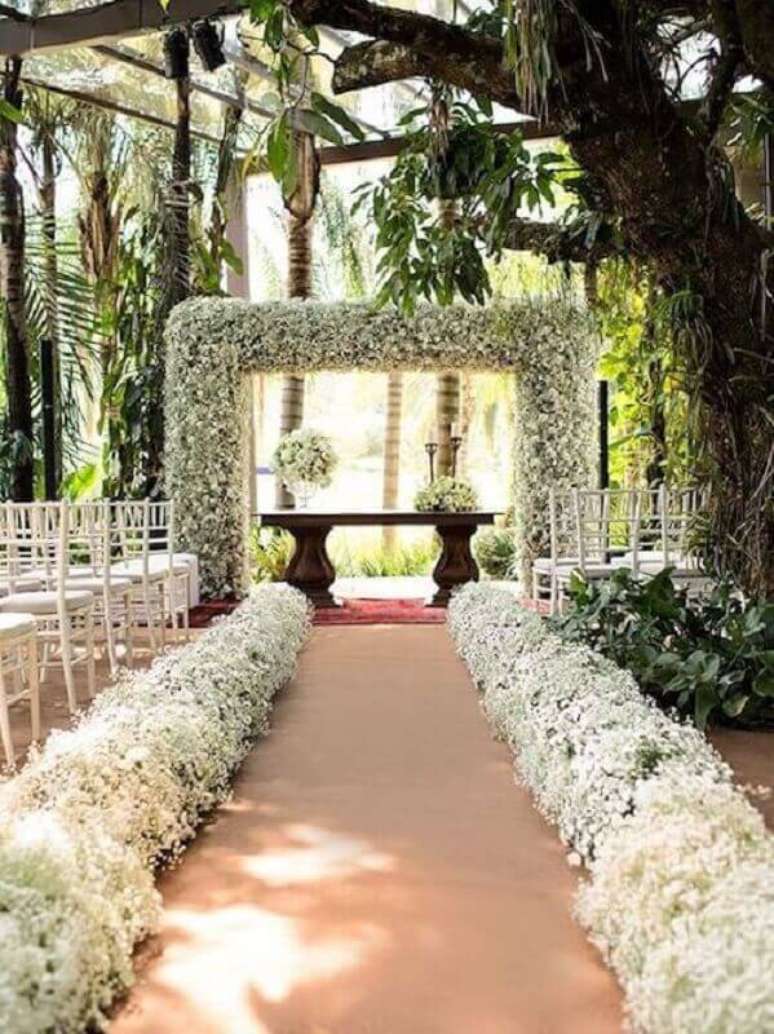 14. Arco de flores para cerim&ocirc;nia de casamento ao ar livre &ndash; Foto: Bodas Weddings