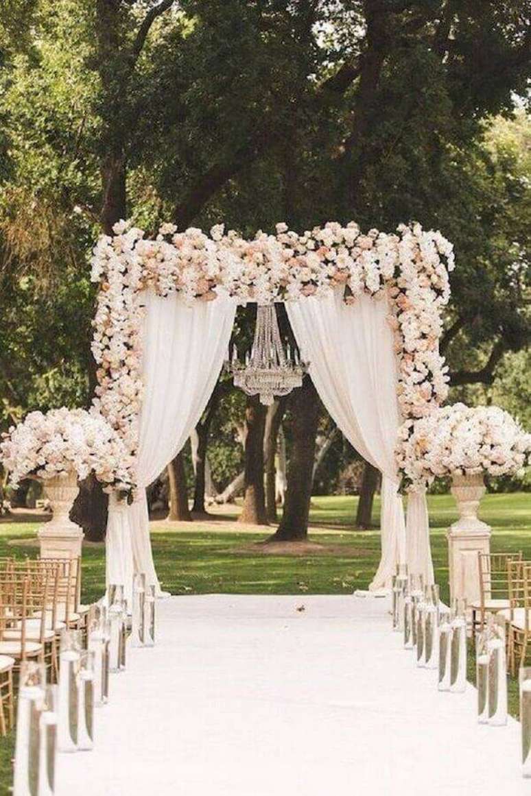 15. Lindo arco de flores para cerim&ocirc;nia de casamento com lustre de cristal &ndash; Foto: Wedding Ideas