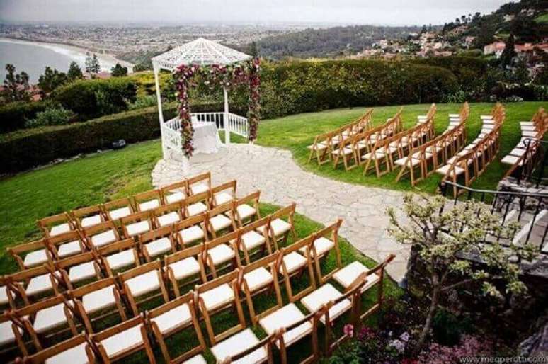 18. Decoração com arco de flores para cerimônia de casamento no campo – Foto: Pinterest