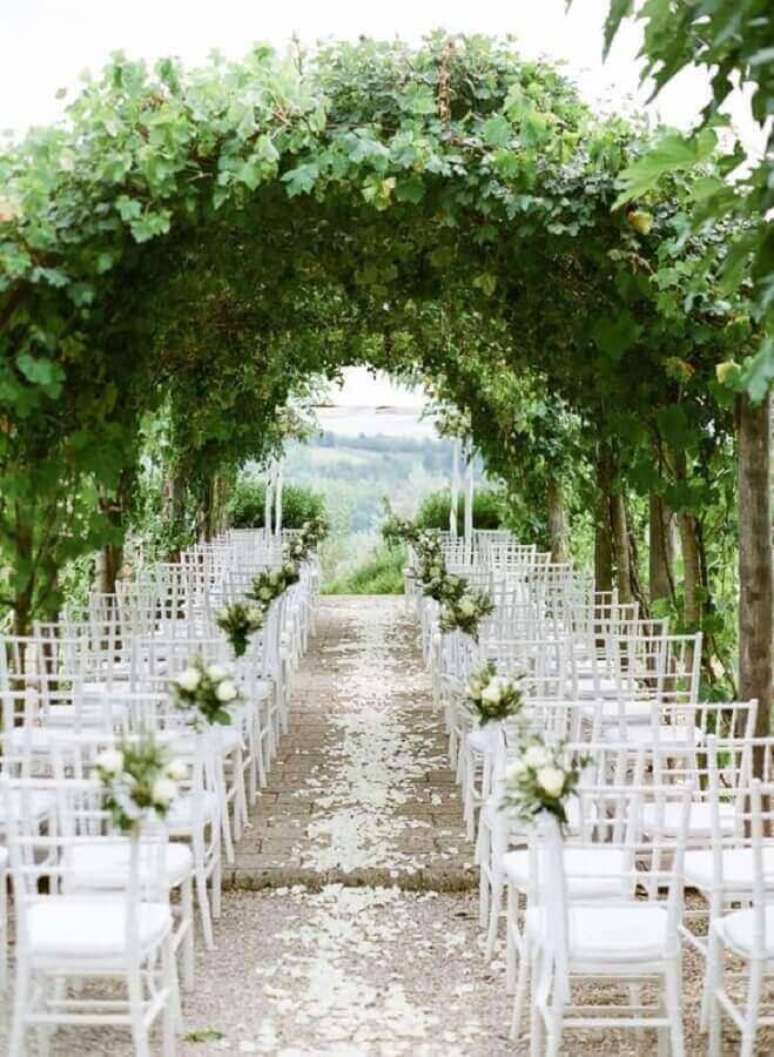 11. Arco de folhagens para decoração de cerimônia de casamento com flores brancas – Foto: B.Loved