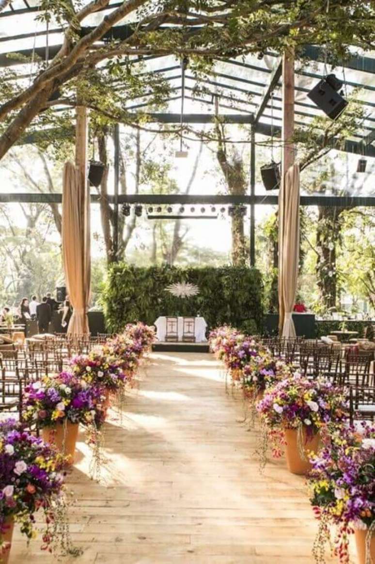 20. Arranjo com flores do campo para decoração rústica de cerimônia de casamento – Foto: Constance Zahn