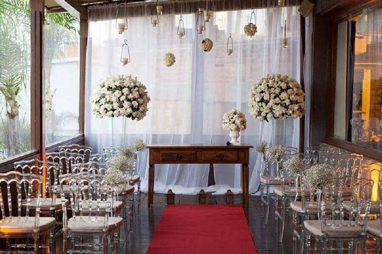 22. Arranjo de flores brancas para decora&ccedil;&atilde;o de cerim&ocirc;nia de casamento simples &ndash; Foto: Casa e Jardim Decor