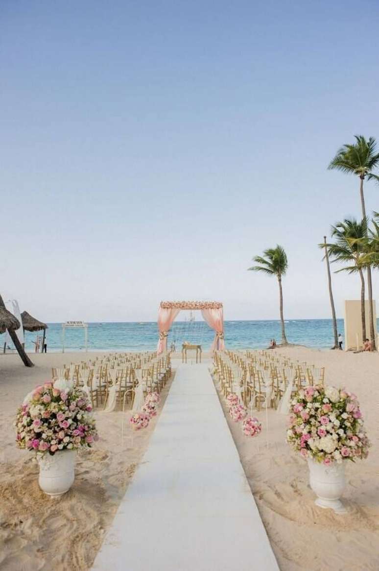 26. Decoração simples com flores em tons de rosa para cerimônia de casamento ao ar livre – Foto: Wedding Ideas