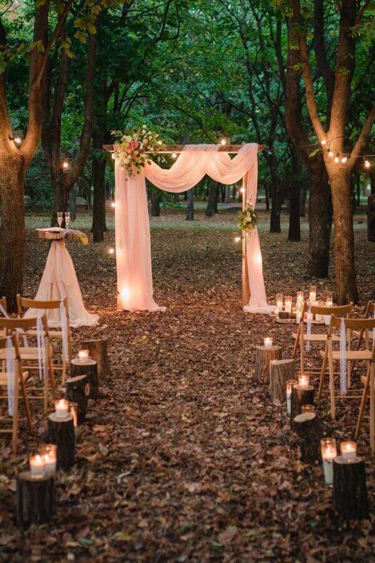 30. Use velas para a decoração de cerimônia de casamento ao ar livre de noite – Foto: Etsy
