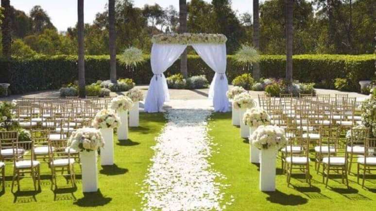 28. Cerim&ocirc;nia de casamento ao ar livre decorada com arranjo de flores brancas &ndash; Foto: Why Santa Claus