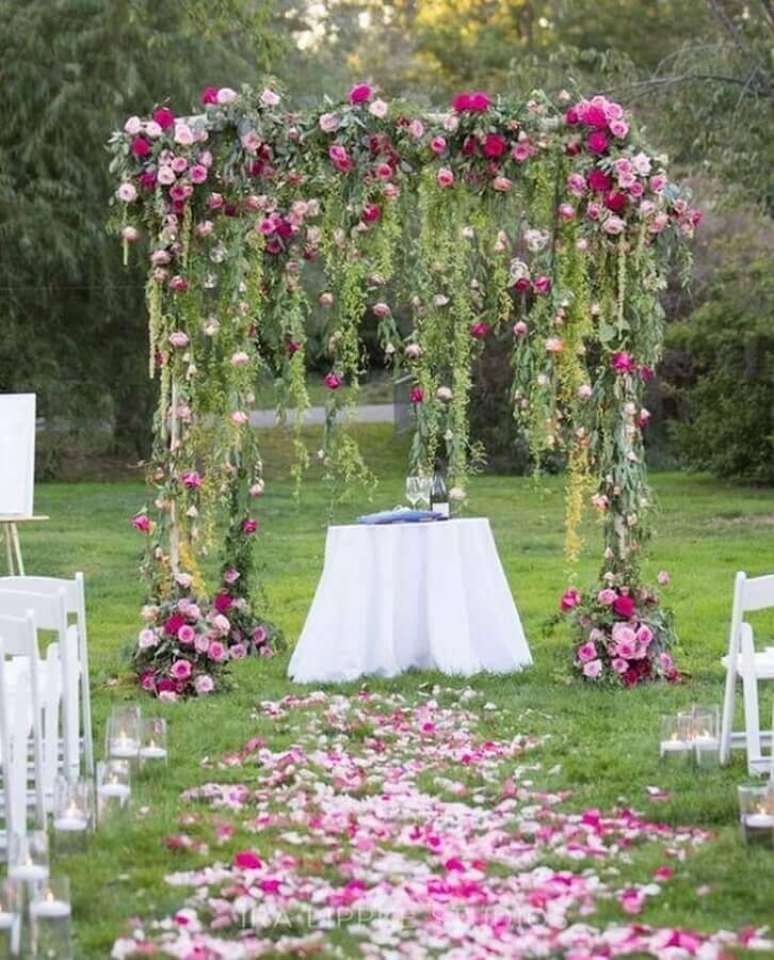 31. Flores coloridas deixam a decoração de cerimônia de casamento simples mais bonita – Foto: MODwedding