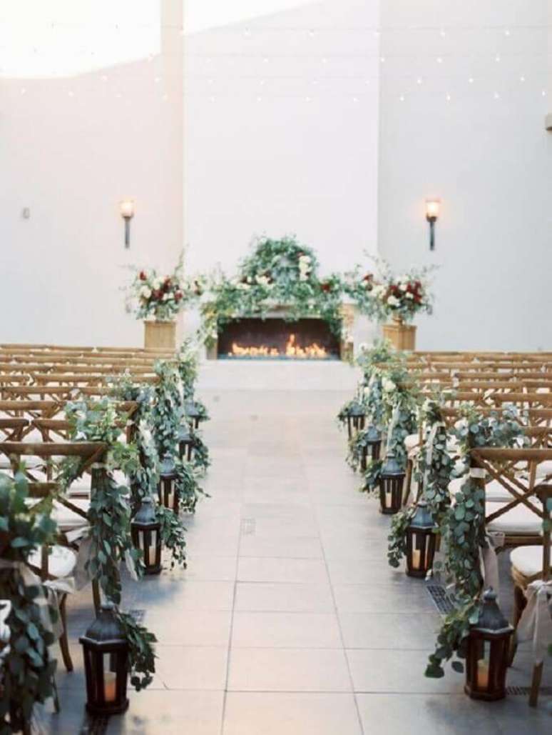 33. Folhagens são lindas para colocar um toque especial na decoração minimalista da cerimônia de casamento simples – Foto: Glamour & Woods